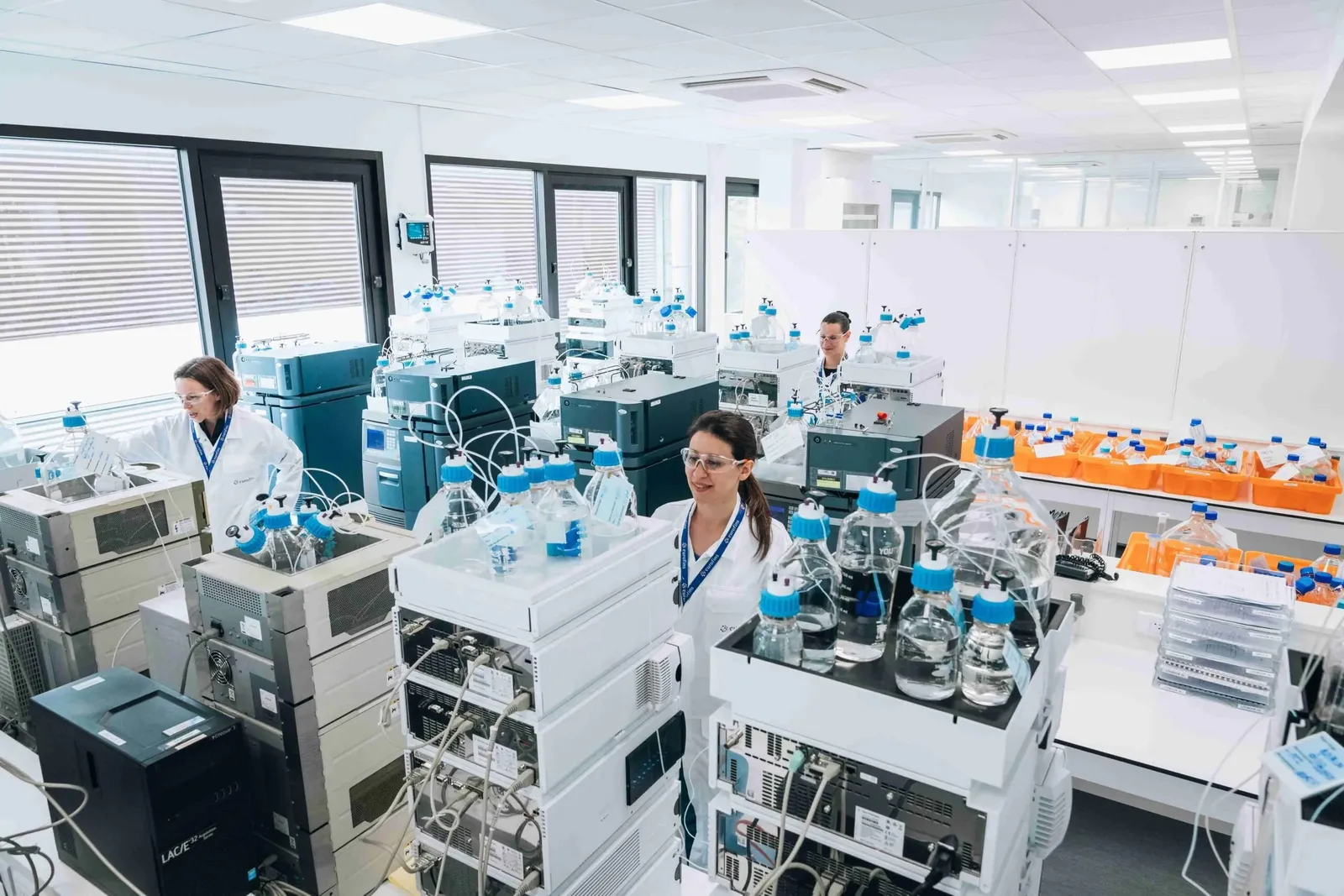 Eurofinsi laboratoorium — keemikud analüüsivad veeproove HPLC-seadmetega